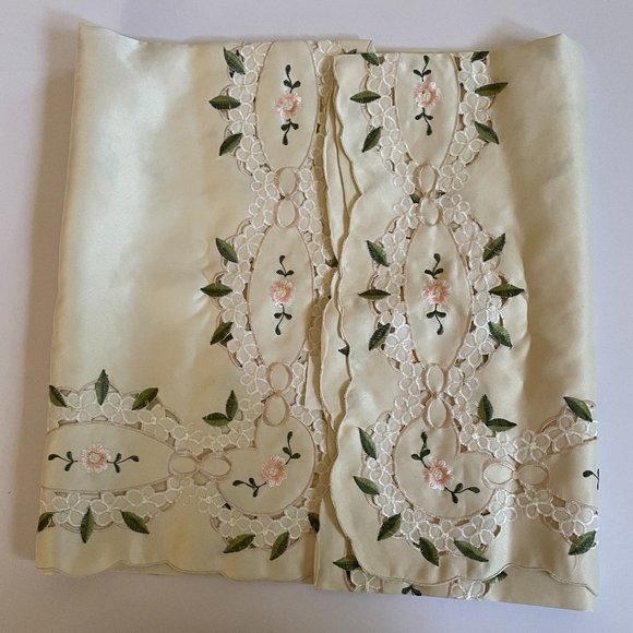 Floral embroidered table cloth - Picture 11 of 12